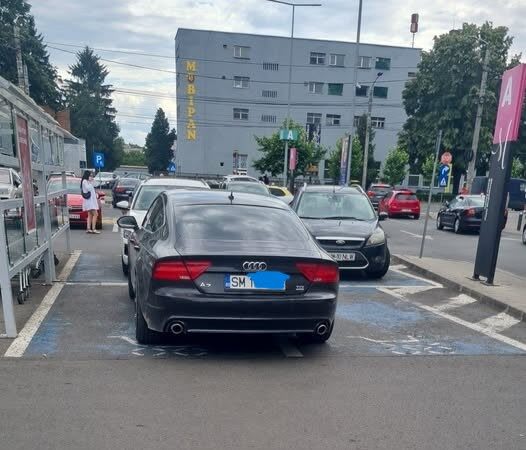 Audi negru parcat pe două locuri Audi negru parcat pe două locuri
