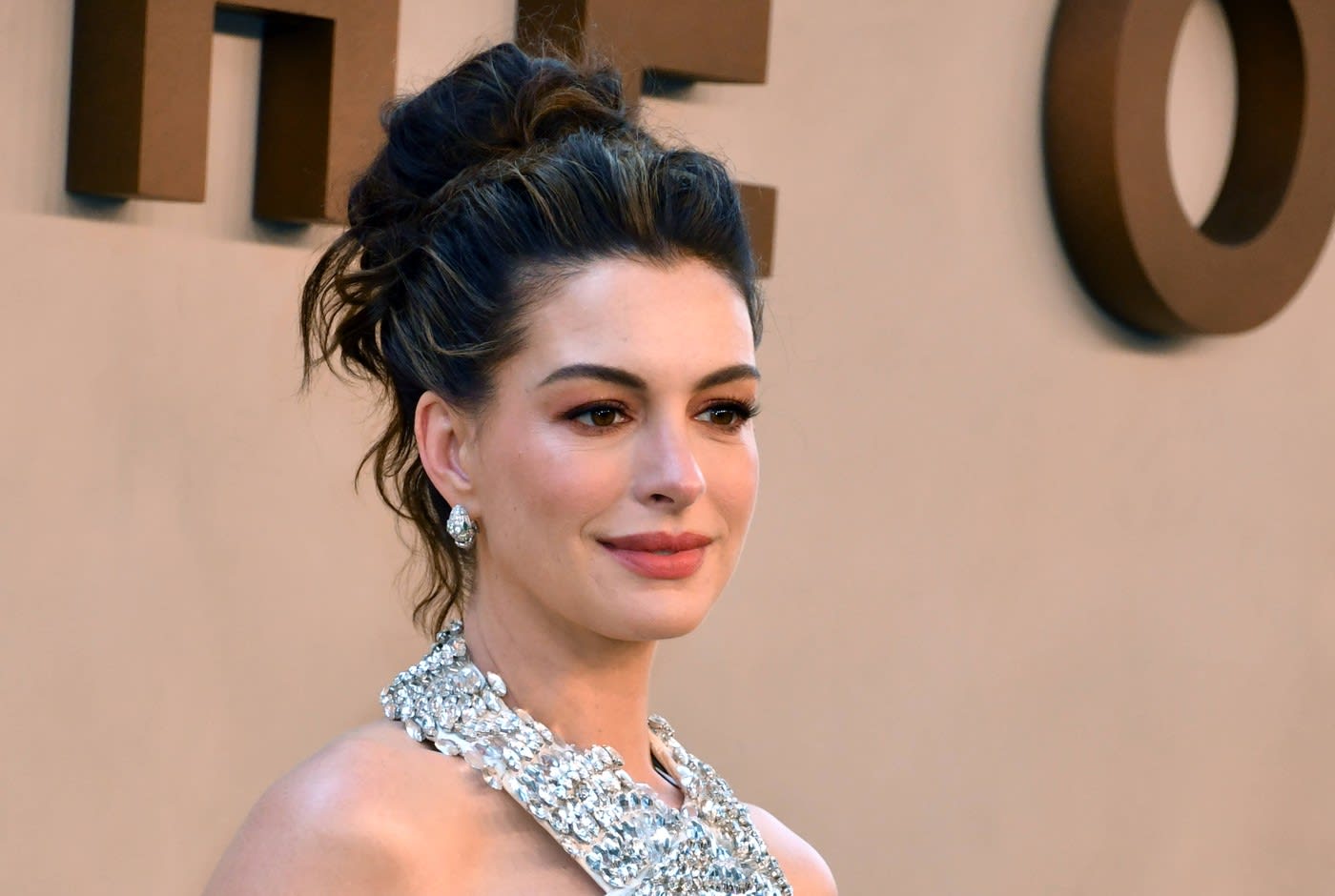 Anne Hathaway în rochie de seară, însărcinată, pe covorul roșu