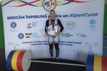 Andreea Gogan ridicând haltera în sală de haltere