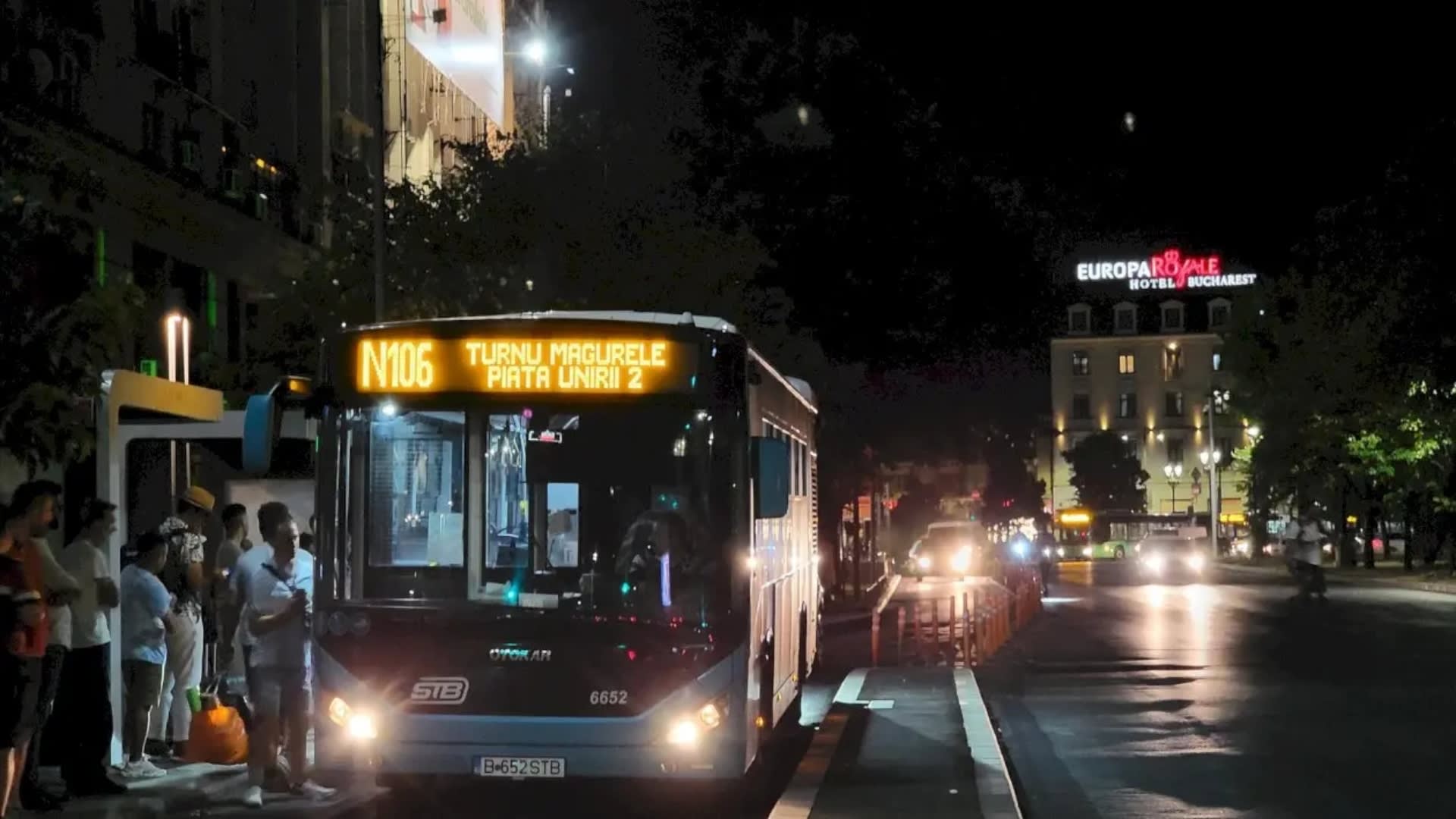 Autobuz STB circulând pe traseu modificat în București