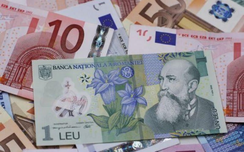 Monede euro și dolar pe fundal cu grafice financiare