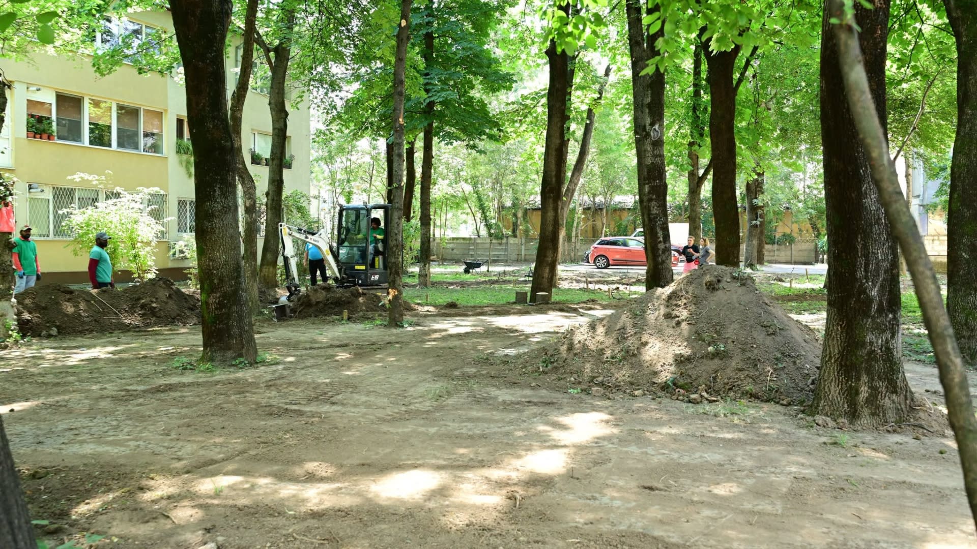 Amenajare spații verzi în cartierul Pajura