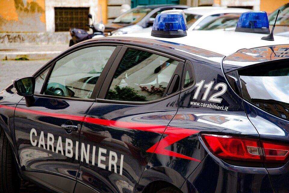 Polițiști italieni confiscând cocaină dintr-un TIR în Italia