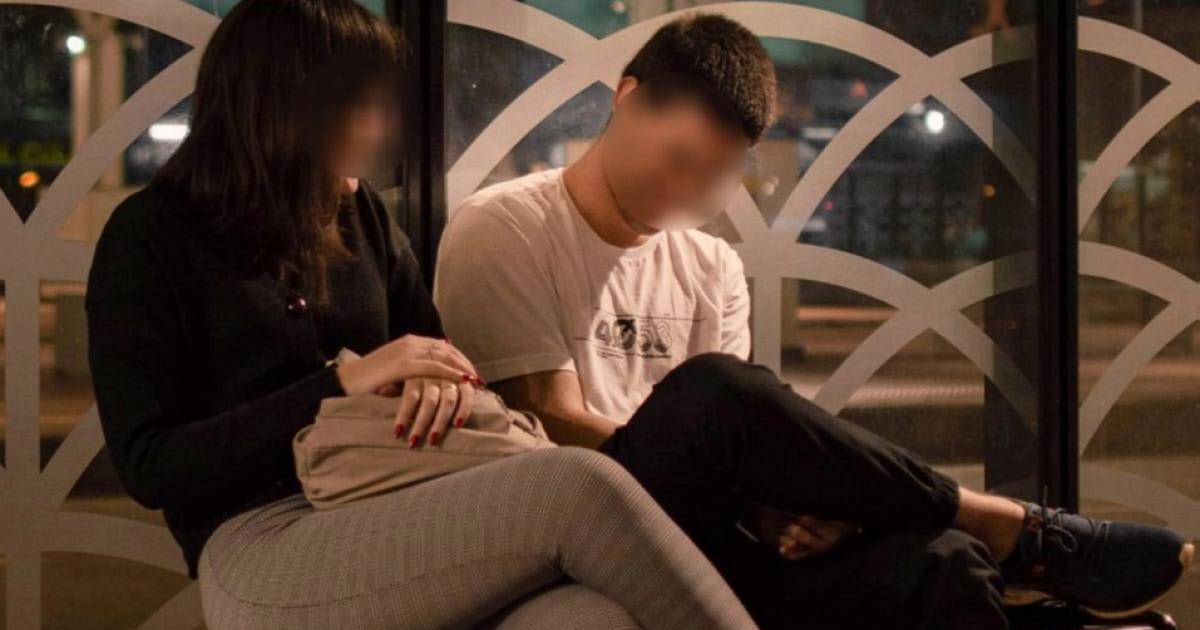 Polițist local aplicând amendă unui tânăr pentru aruncarea de gunoaie