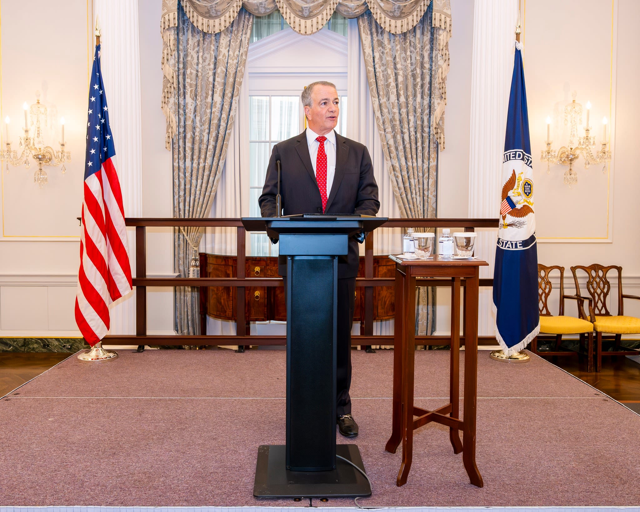 Ambasadorul SUA în România, Darryl Nirenberg, participând la vernisajul expoziției