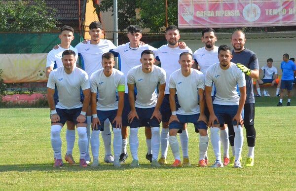 Fotbal echipă CSM Caransebeș pe stadion, pregătire finală