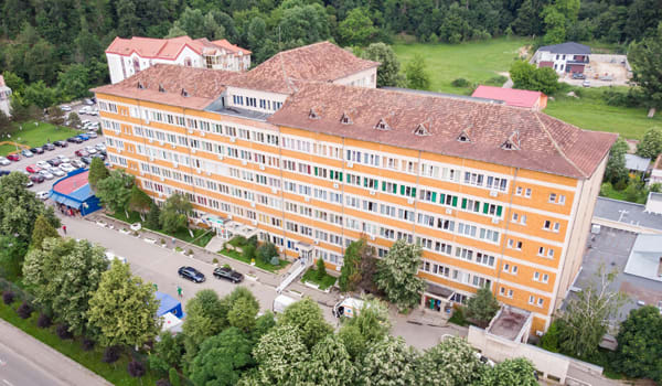 Clădirea Spitalului Județean din Reșița în față, cu semne de dificultate financiară