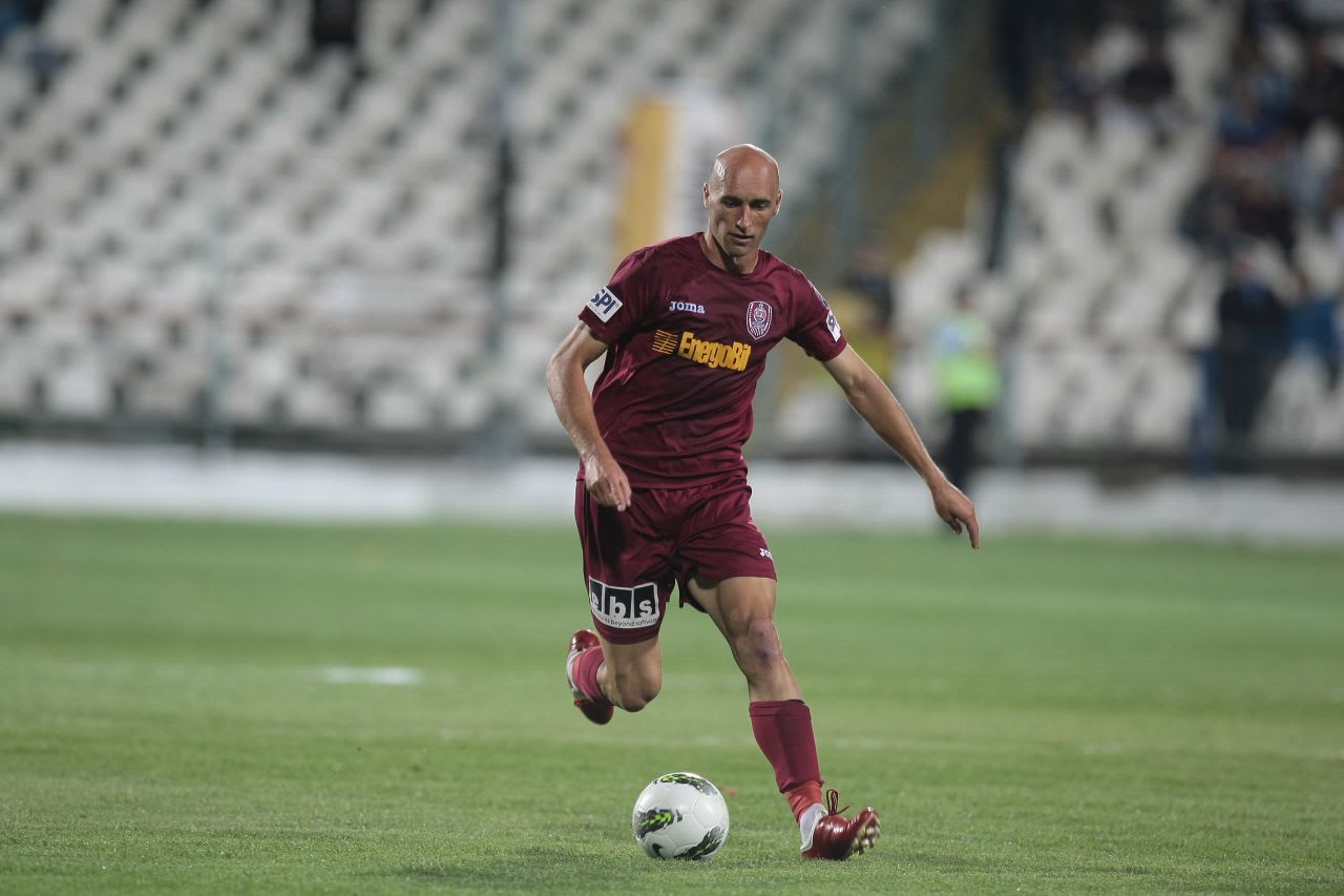 Gabi Mureșan în tricoul CFR Cluj pe stadion