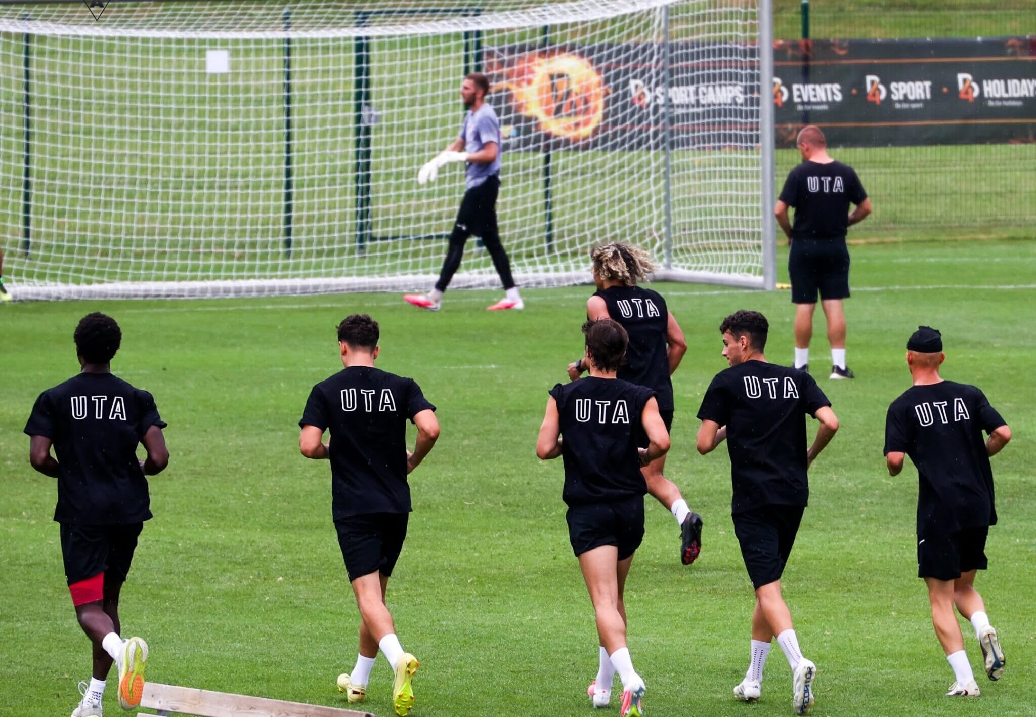 Fotbal în stadionul din Craiova, jucători pe teren, spectatori în tribune