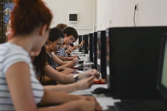 Tineri folosind dispozitive digitale în clasă, România