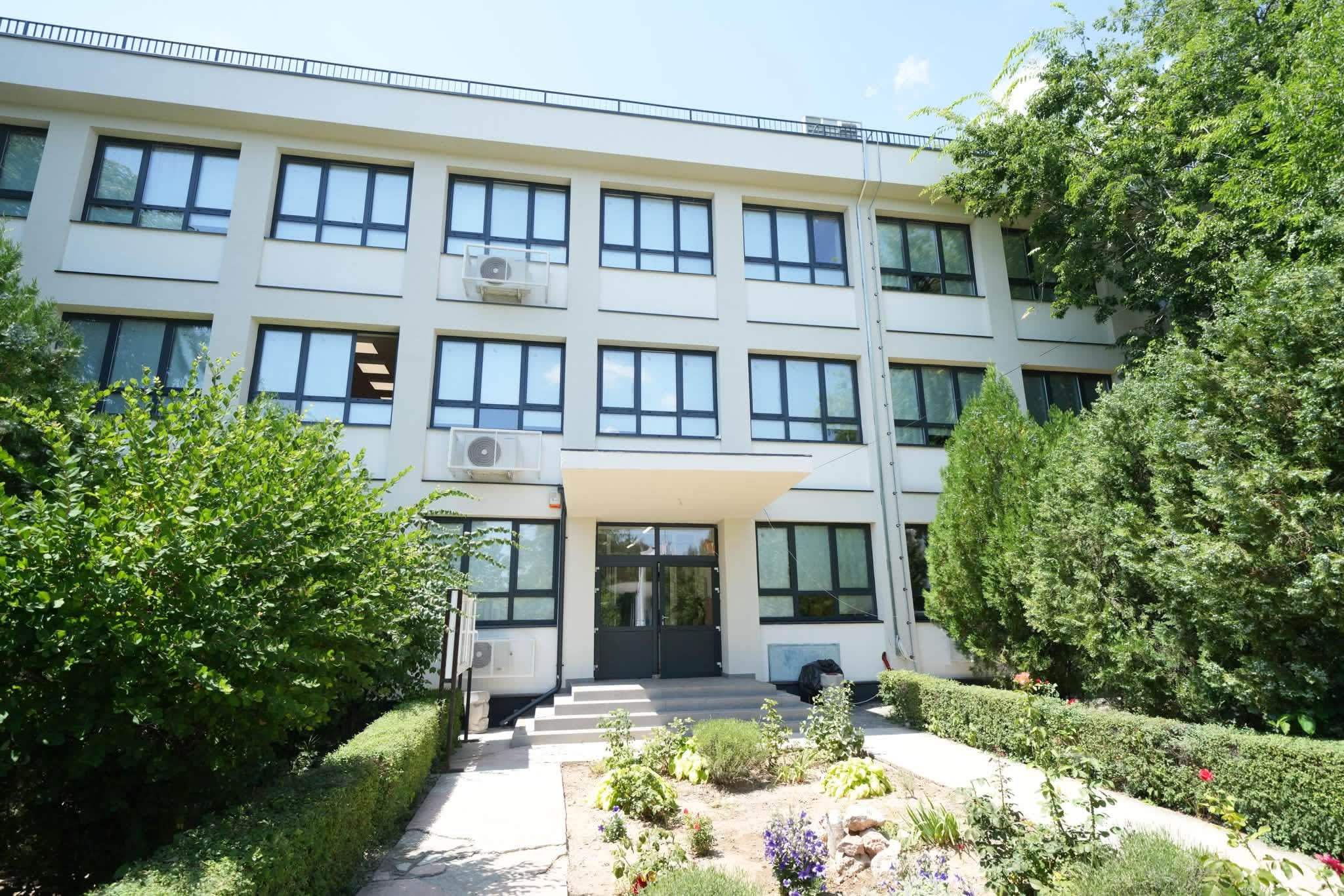 Clădire modernizată a Liceului Voltaire din Craiova Clădire modernizată a Liceului Voltaire din Craiova