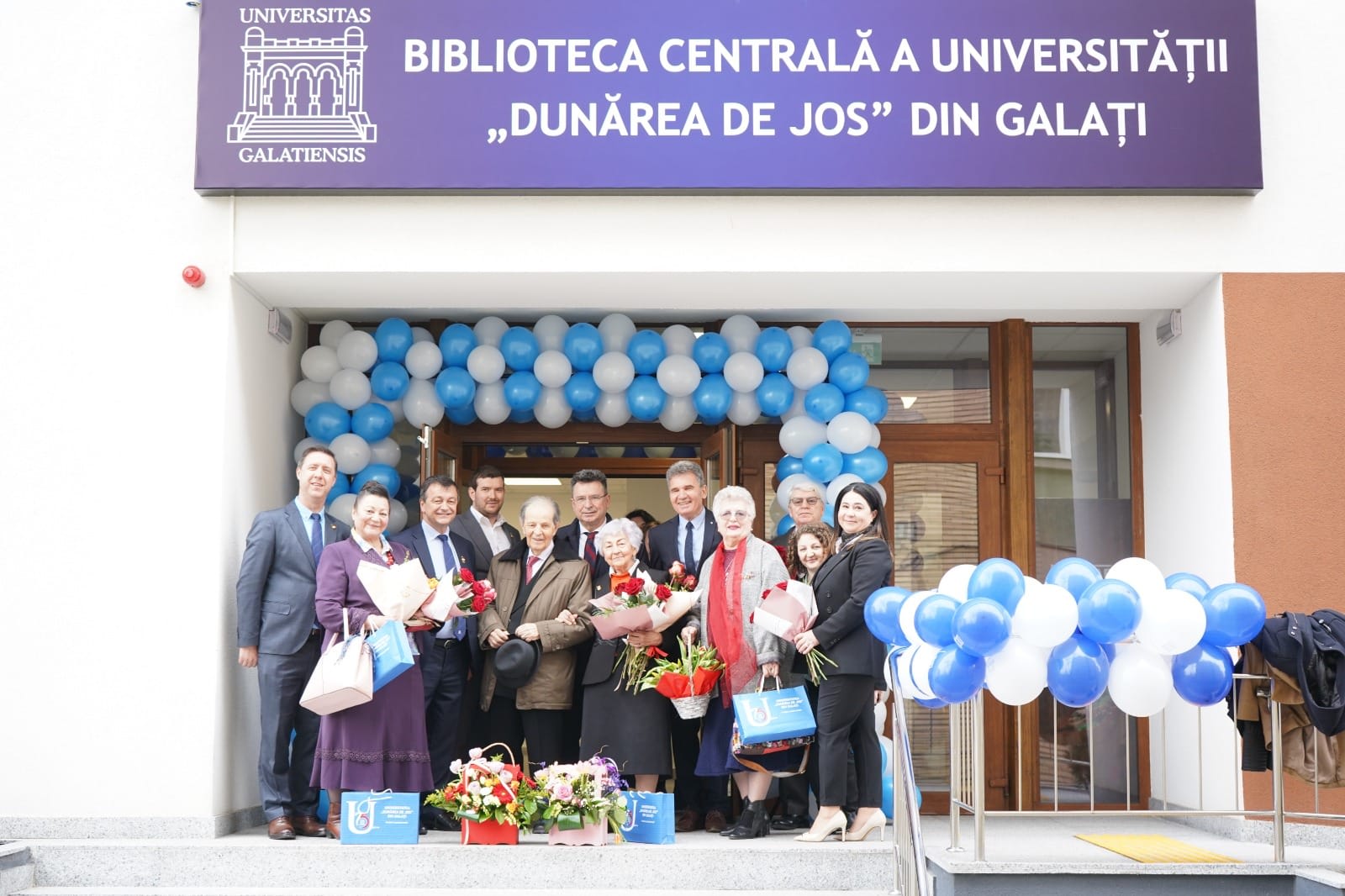 Student din Galați cu documente universitare în mână