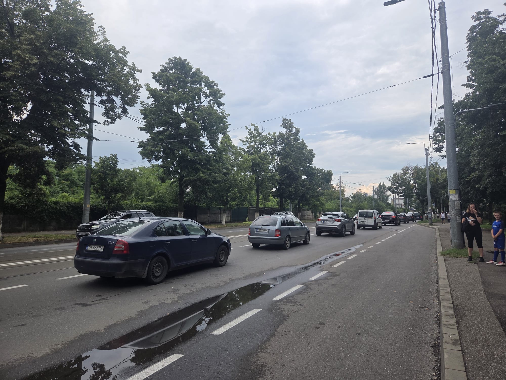 Trafic aglomerat pe Șoseaua Vestului din Ploiești, coloane de mașini și polițiști dirijând circulația