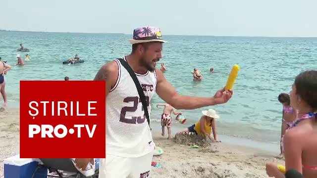 Vânzători ambulanti pe plajă, strigături și produse tradiționale