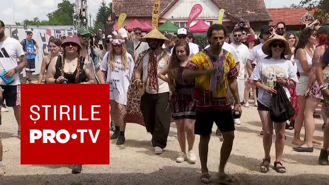 Participanți la Electric Castle în Bonțida, scena cu artiști, oameni cu costume colorate