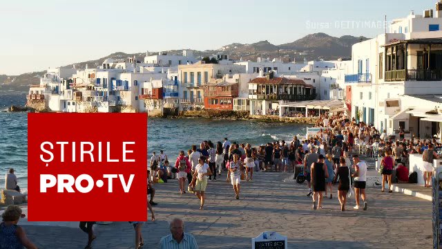 Șofer cu telefon în mână în timpul condusului pe șosea în Grecia