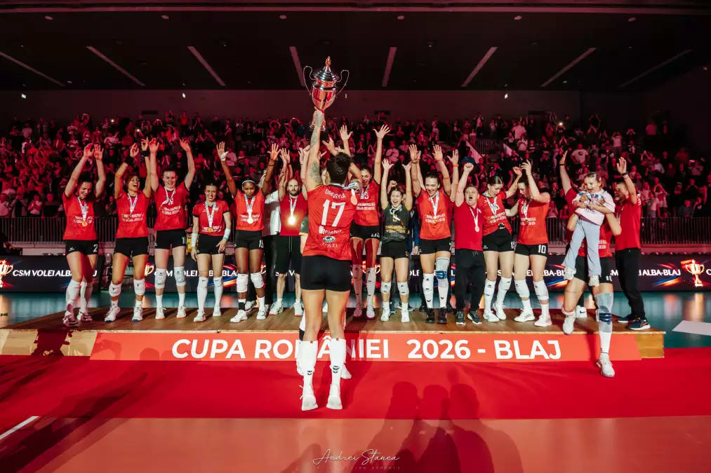 Sportivi în acțiune pe terenul de sport din Alba