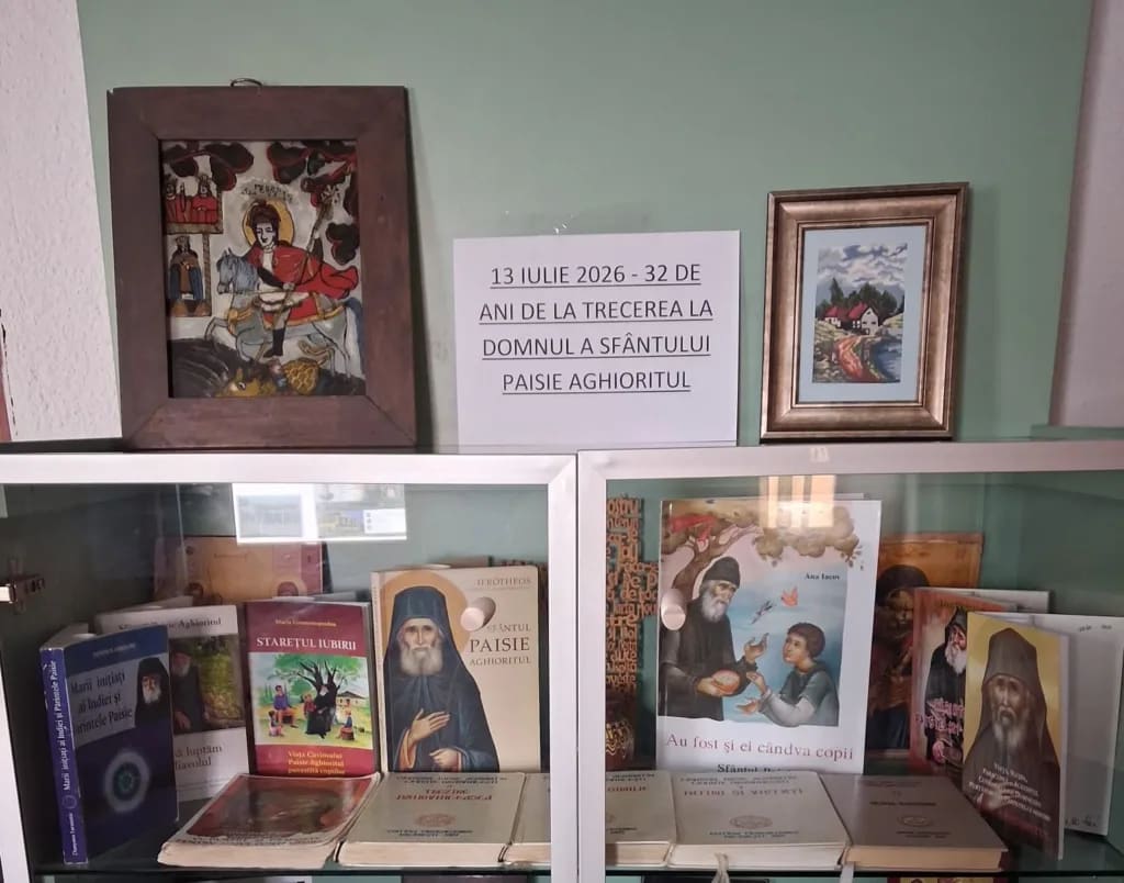 Volum de carte despre Sfântul Paisie Aghioritul expus la bibliotecă