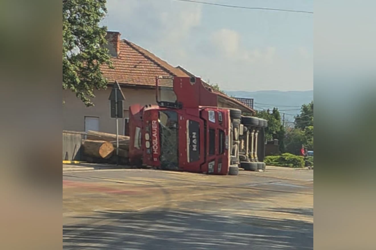Camion răsturnat pe drum