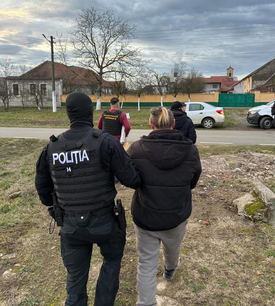 Polițiști și jandarmi în acțiune în Vâlcea, percheziții în comună