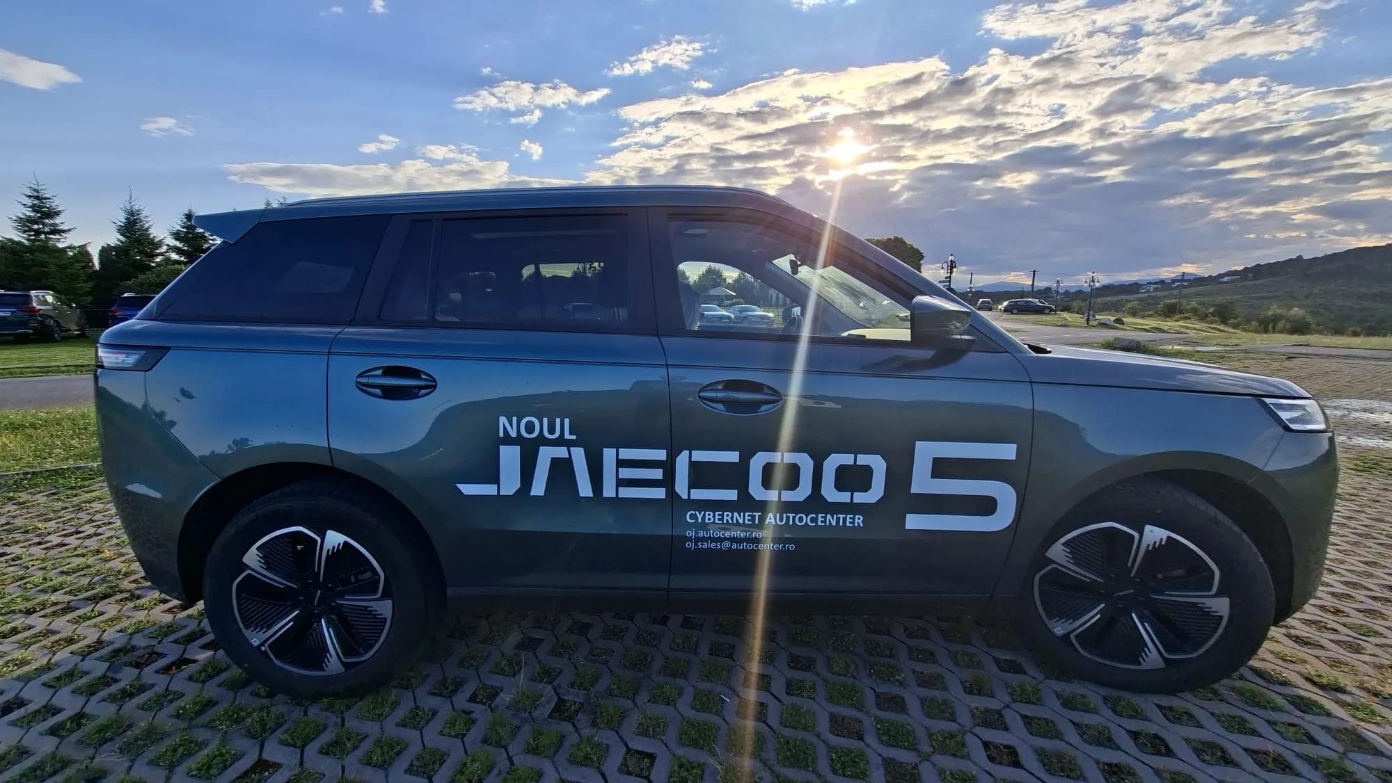 Noul SUV Jaecoo 5 verde în parcarea din Bacău