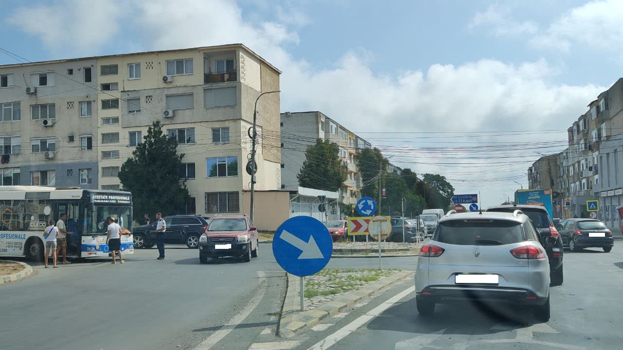 Autobuz electric în circulație pe stradă în Mangalia