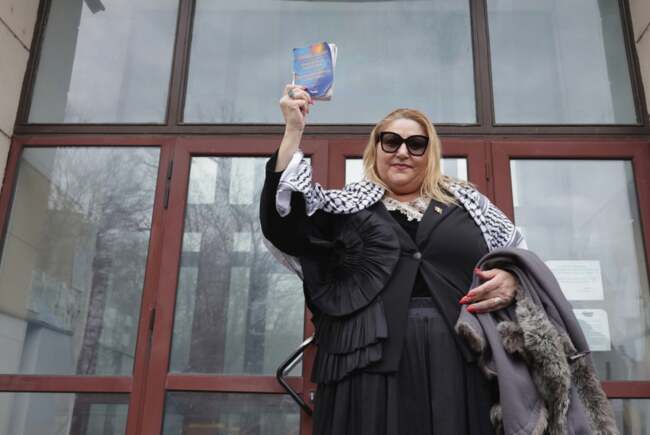 Diana Șoșoacă în fața tribunalului, București