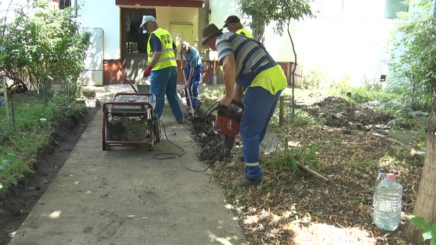 Constructori asfaltând aleea pietonală în cartierul Crâng, Buzău