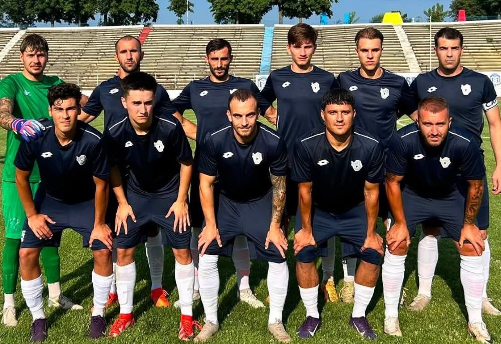 Jucători de fotbal în acțiune pe teren, echipa Victoria Gugești câștigând meciul