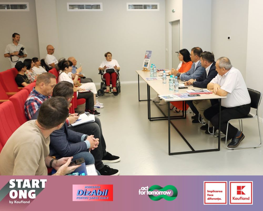 Reprezentanți ai autorităților verificând mașini parcate ilegal pe locuri rezervate persoanelor cu dizabilități