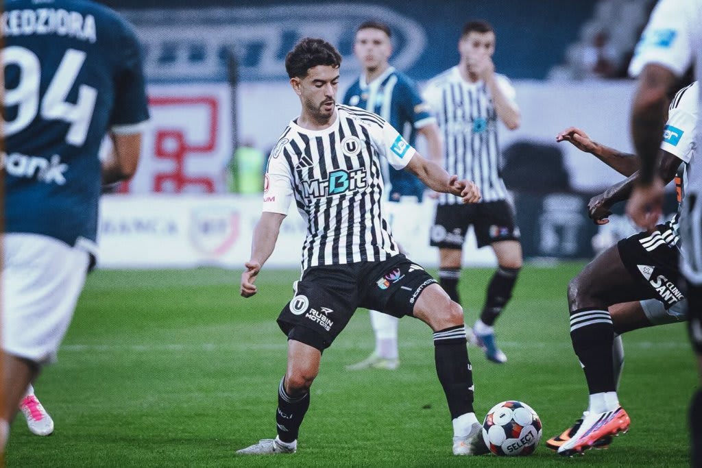 Stadionul Universitatea Cluj plin de suporteri în timpul meciului
