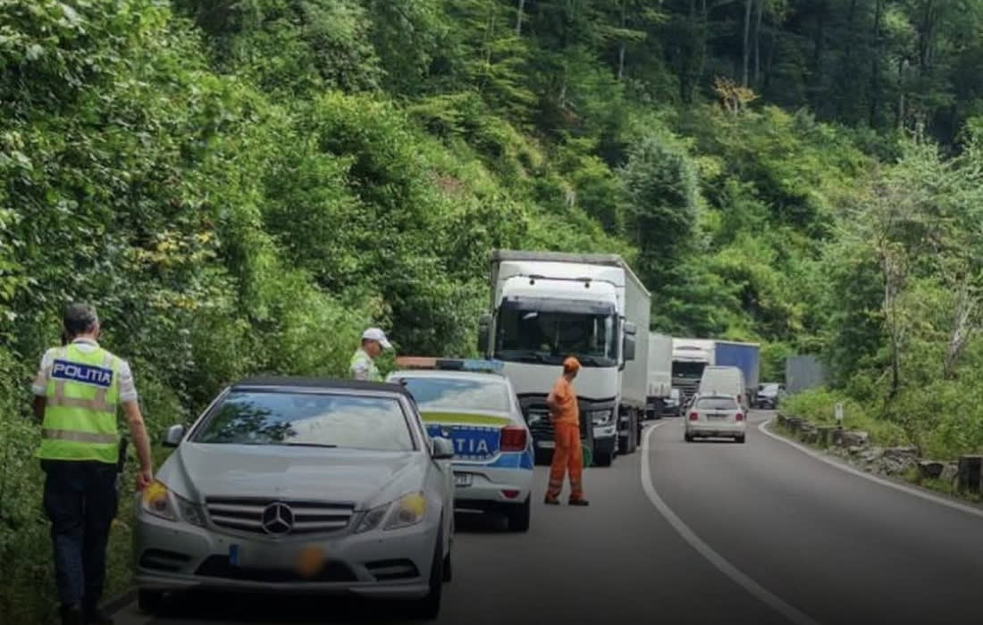 Autoturism Mercedes abandonat pe DN7, blocaj trafic Valea Oltului Autoturism Mercedes abandonat pe DN7, blocaj trafic Valea Oltului