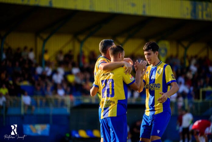 Jucători Petrolul Berca sărbătorind victoria