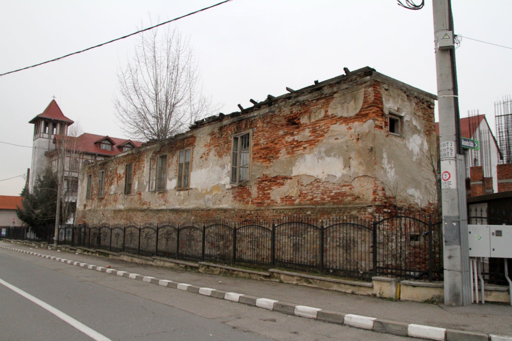 Firma din Vlădești în timpul unei întâlniri de afaceri