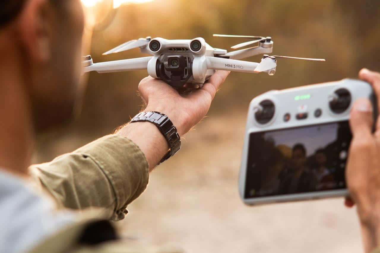Dronă în zbor pentru filmări la evenimente Dronă în zbor pentru filmări la evenimente