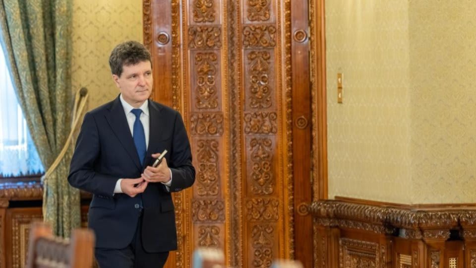 Nicușor Dan în discurs public, sala de conferințe