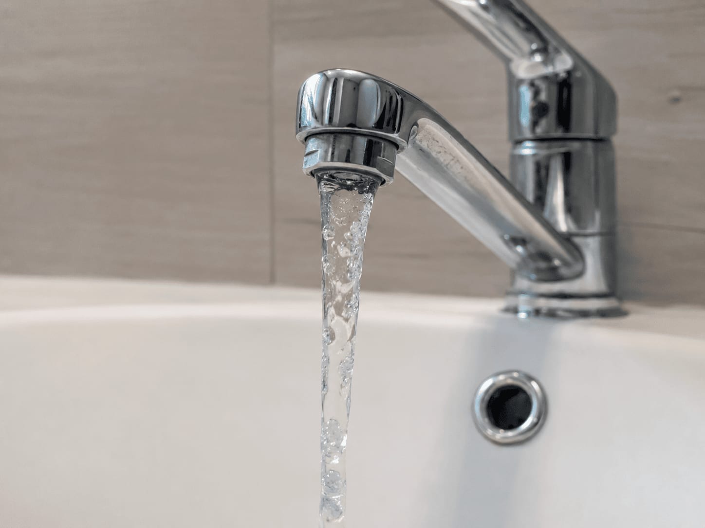 Reprezentanți ai Primăriei Pufești și muncitori instalând rețele de apă Reprezentanți ai Primăriei Pufești și muncitori instalând rețele de apă