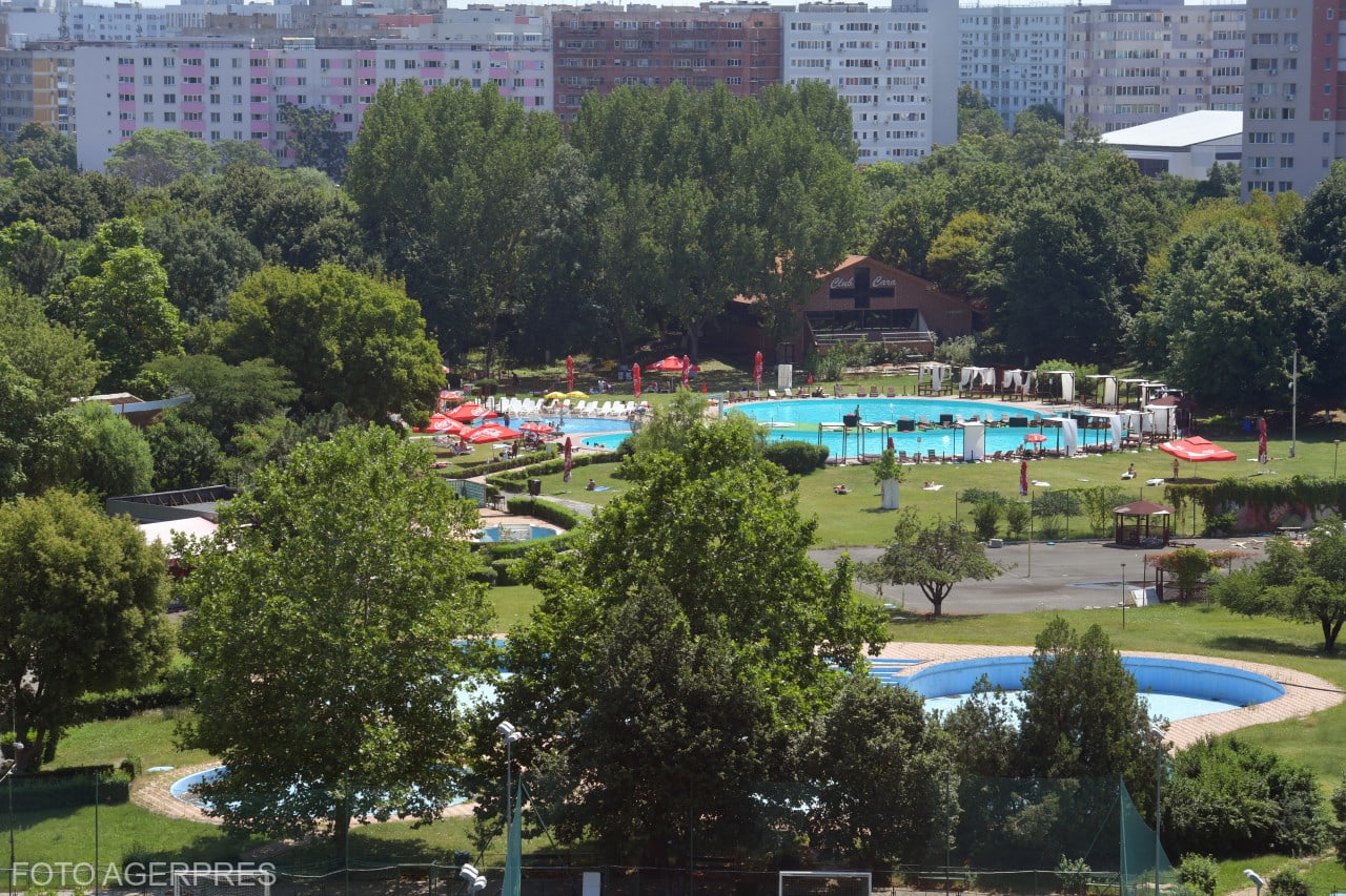 Terenul fostului Ștrand Titan cu arbori maturi și alei, în București