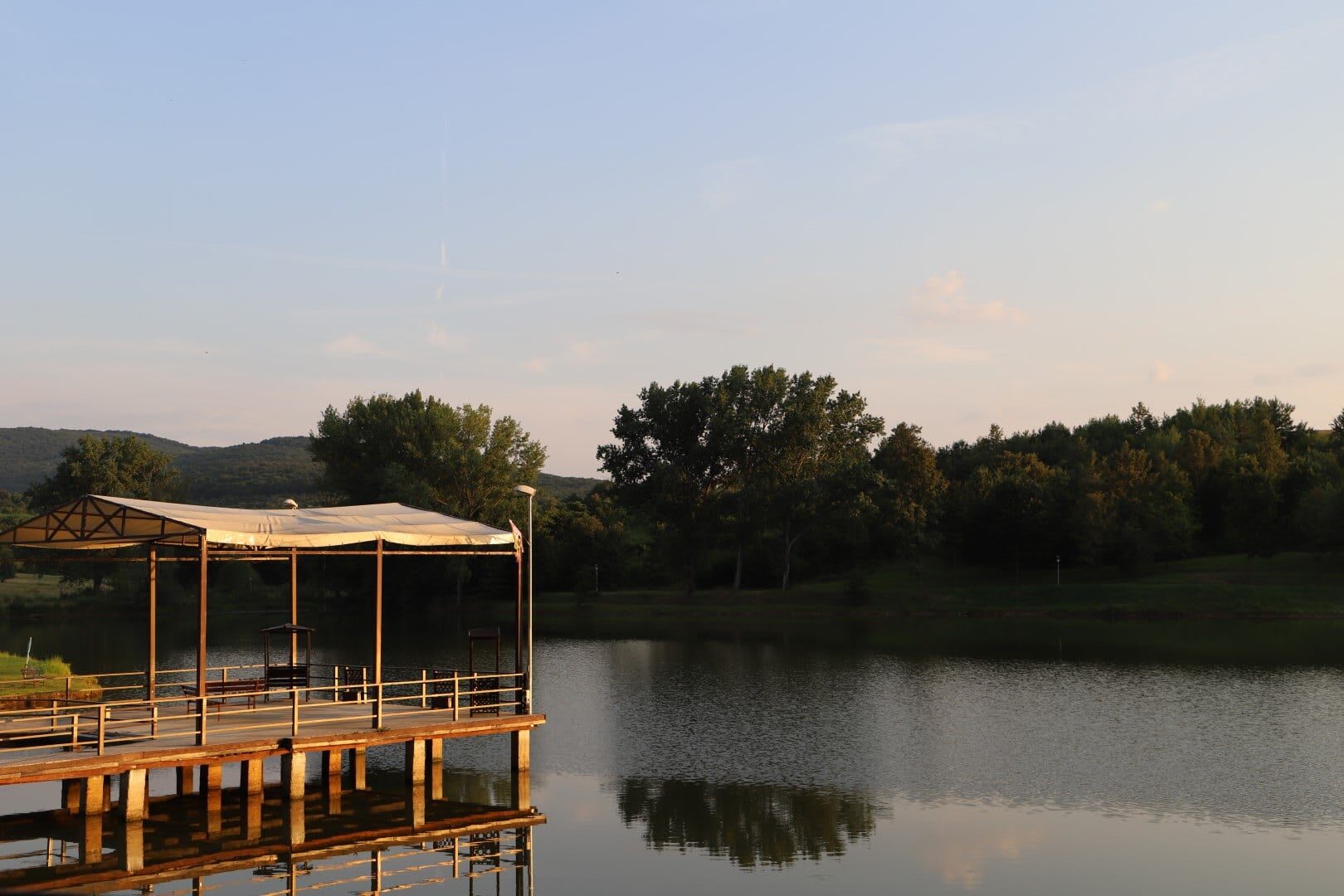 Lacul Oțeloaia înconjurat de pădure și dealuri, în județul Satu Mare