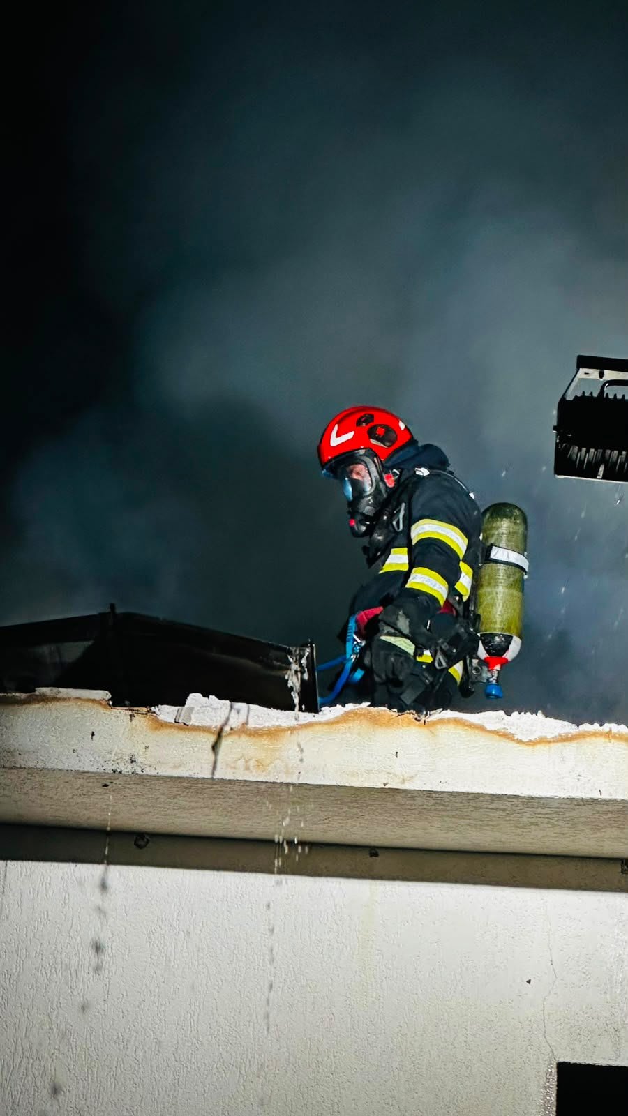 Pompieri în acțiune stingând incendiu la școala din Iara, Cluj
