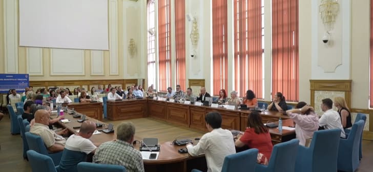 Locuitori din Freidorf protestând în fața primăriei Timișoara