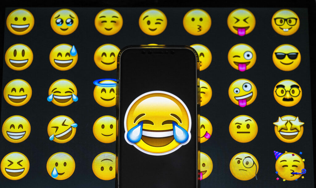 Simboluri emoji colorate și diverse folosite în comunicarea digitală