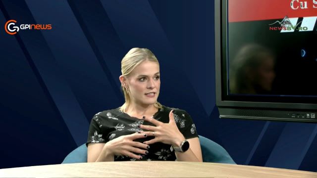 Medicul Ingrid Tănase explicând trusa medicală de vacanță pentru copii