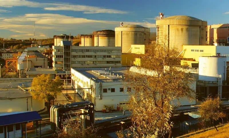 Reactor nuclear de la Cernavodă în proces de modernizare, echipamente tehnologice și muncitori în acțiune