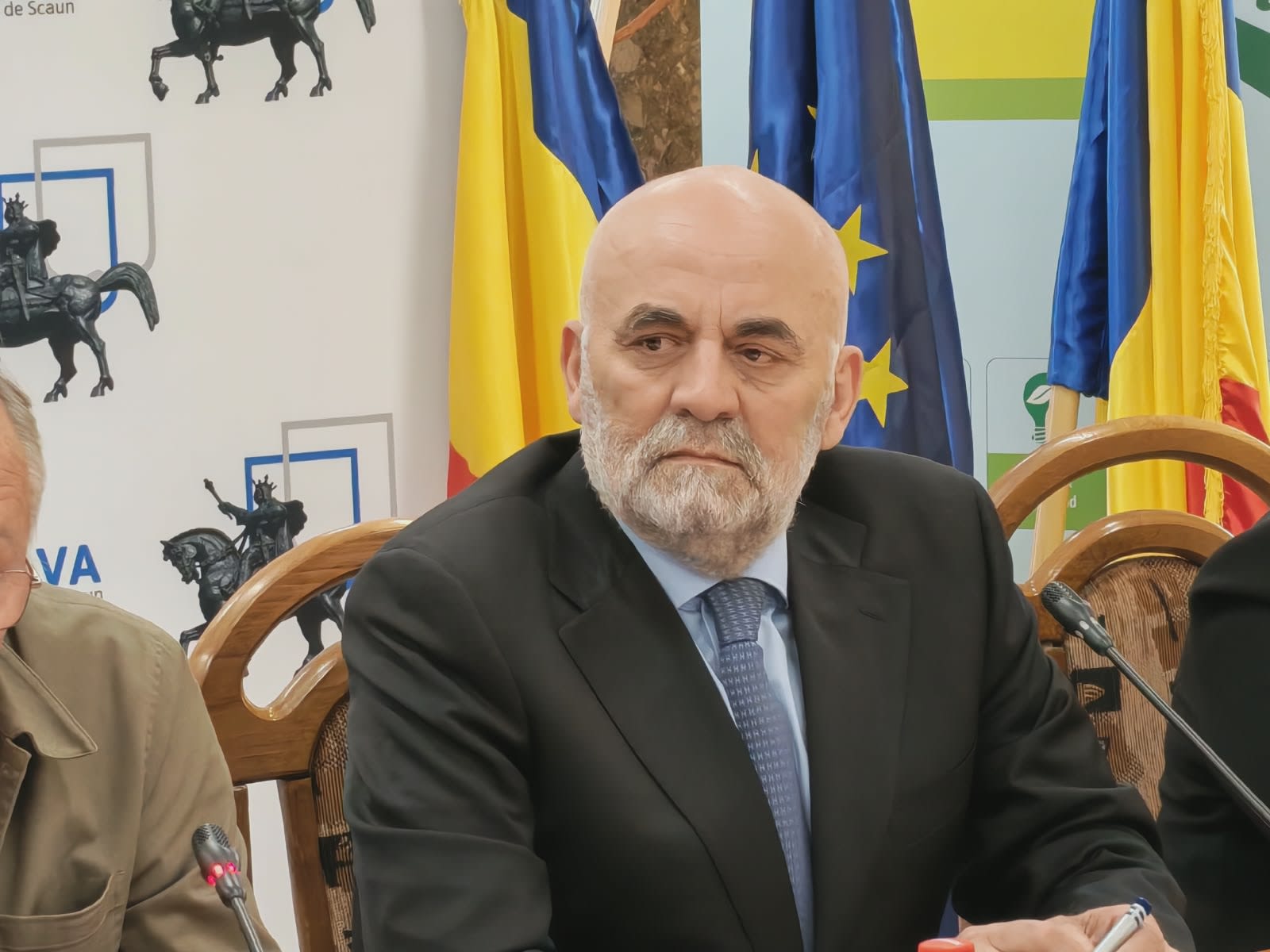 Primarul Vasile Rimbu discutând despre transportul public