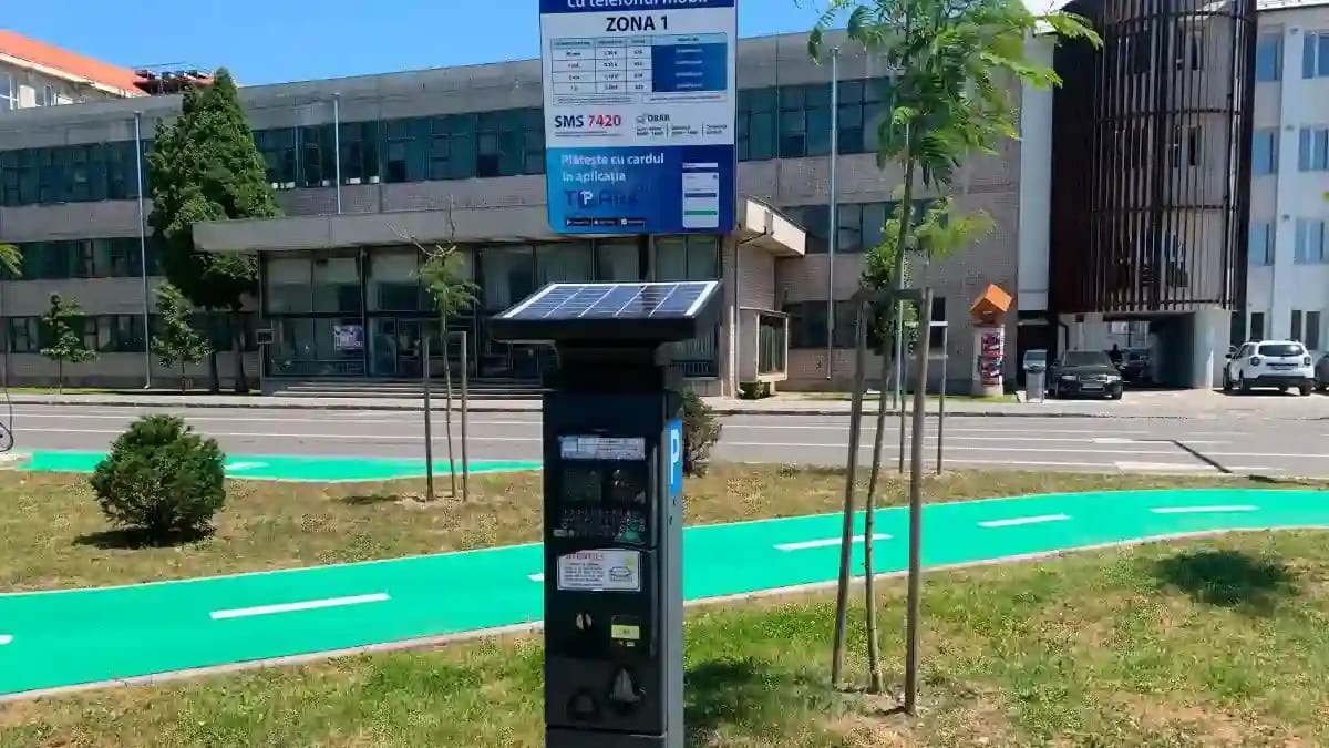Parcometru electronic modern pentru parcări în Alba Iulia