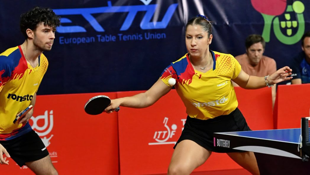 Sportivi români în meci de tenis de masă la Gondomar