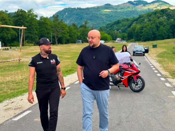 Motocicliști participanți la festivalul Ride the Vibe în Costești