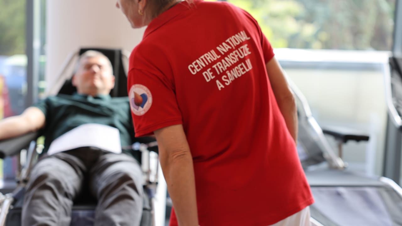 Medic cardiolog verificând tensiunea arterială în zile de caniculă