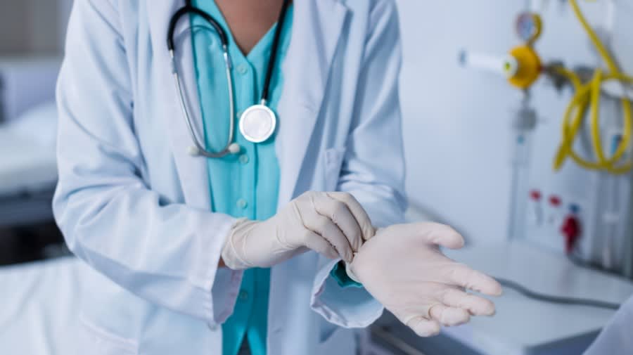 Echipaj medical în sala de urgențe a spitalului